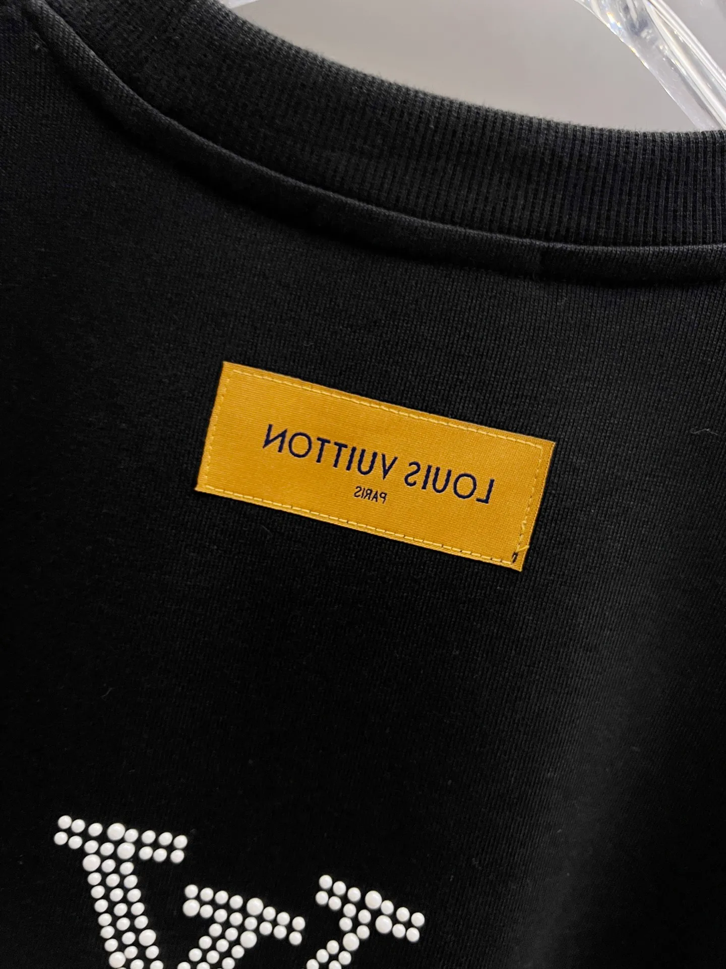 🅿️260 1v Louis*2025 new autumn and winter round neck long-sleeved sweatshirt, large V letter pearl diamond craft design, high-end version! Highly breathable and comfortable, customized double yarn plain cotton fabric. Short-sleeved T-shirt. Same style for men and women. Sizes S M L XL XXL Five sizes black white